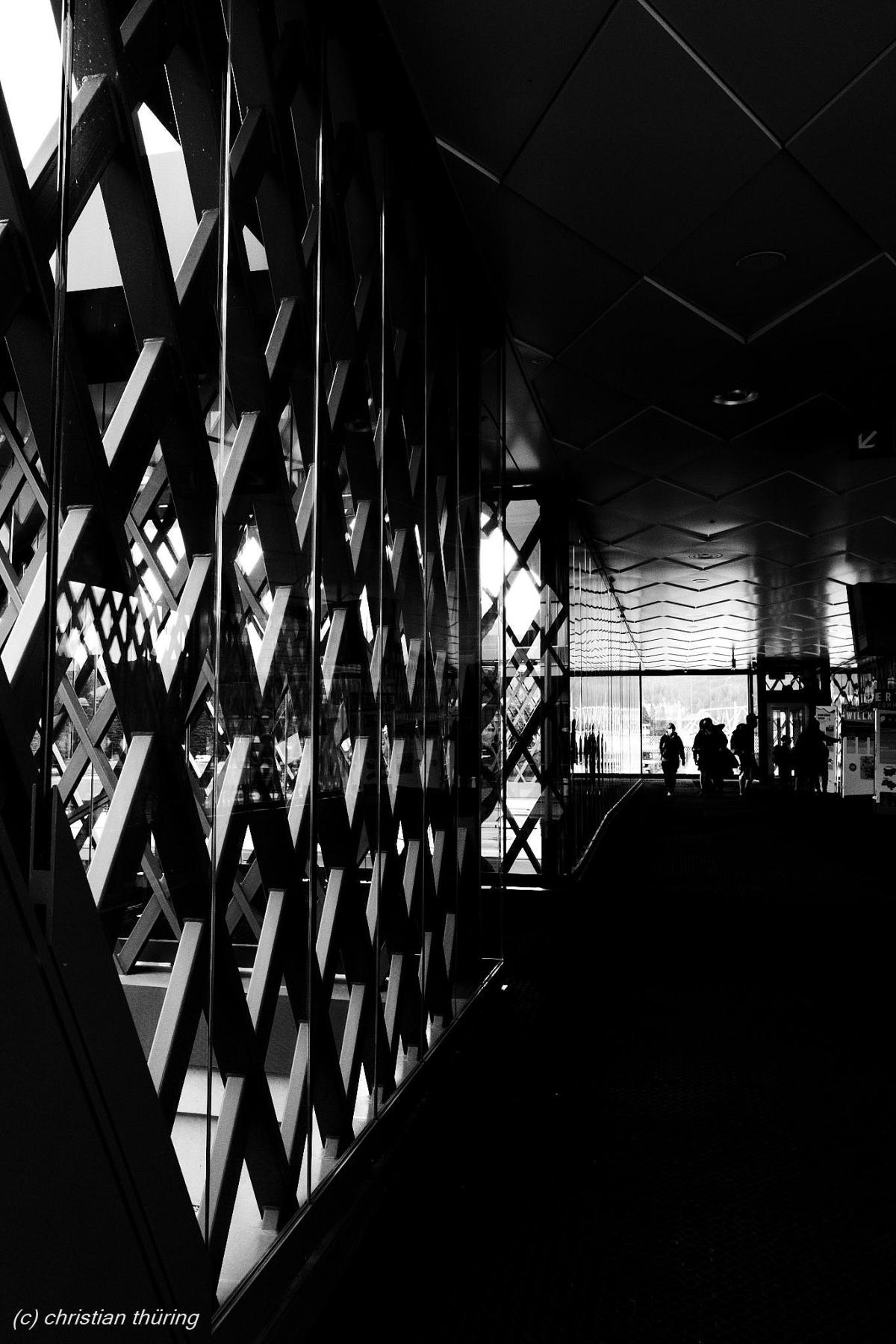 Gitterstruktur Und Lichtspiel In Moderner Passage – Architektur, Events Fotografie aus Ettingen von Christian Thüring